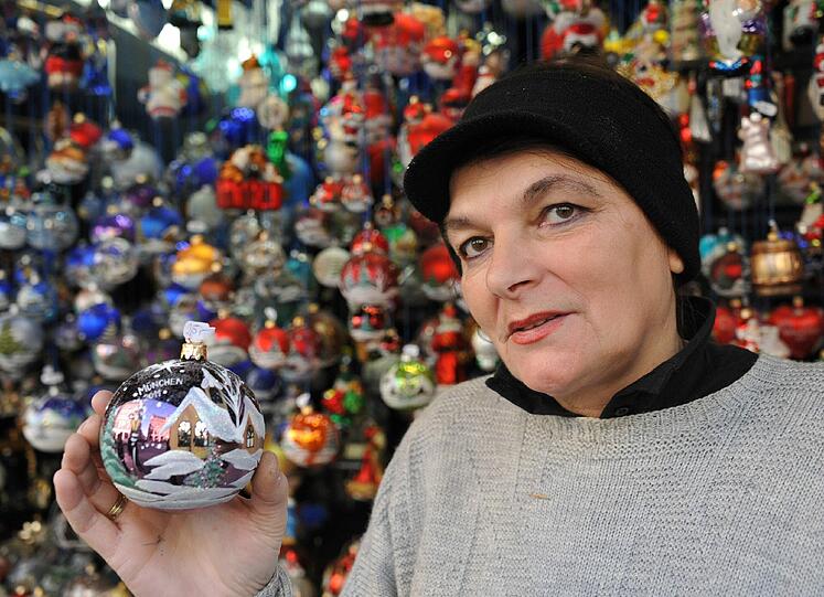Janina Wartenberger bemalt ihre Christbaumkugeln mit einem feinen Pinsel von Hand.