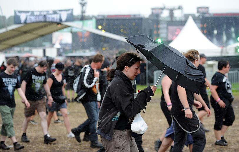 Menschenmassen wandern über das Festivalgelände.