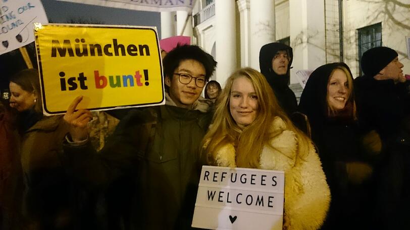Titel der Plakate: "München ist bunt!" und "Refugees welcome"