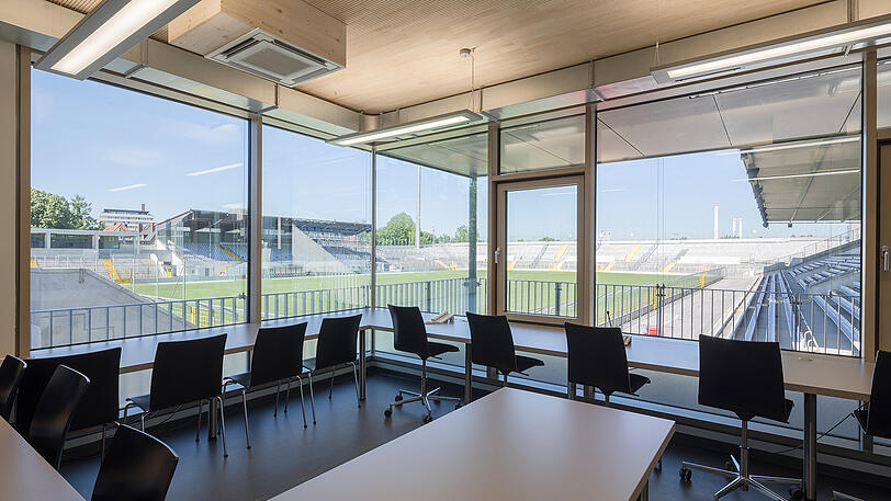 Spitzen-Ausblick auf den grünen Rasen des Stadions an der Grünwalder Straße von der neuen Sicherheitszentrale aus.