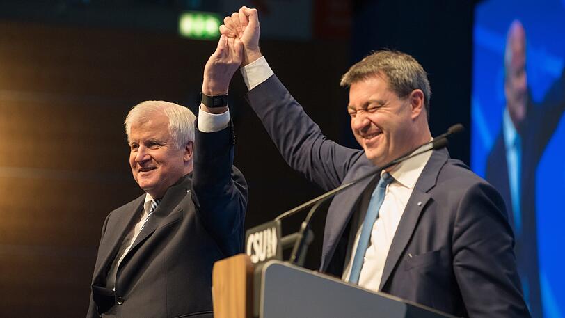 Der Parteichef, Ministerpräsident Horst Seehofer (l.), gratuliert Markus Söder zu dessen Nominierung als Spitzenkandidat der CSU.