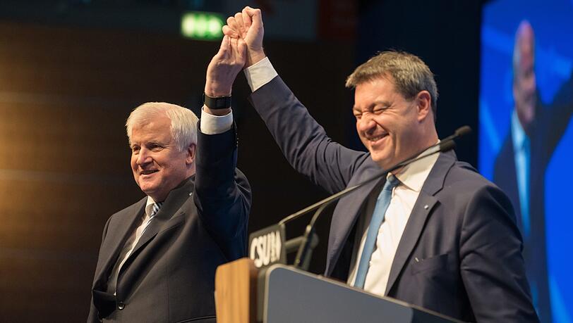Der Parteichef, Ministerpräsident Horst Seehofer (l.), gratuliert Markus Söder zu dessen Nominierung als Spitzenkandidat der CSU. Der Parteichef, Ministerpräsident Horst Seehofer (l.), gratuliert Markus Söder zu dessen Nominierung als Spitzenkandidat der CSU.