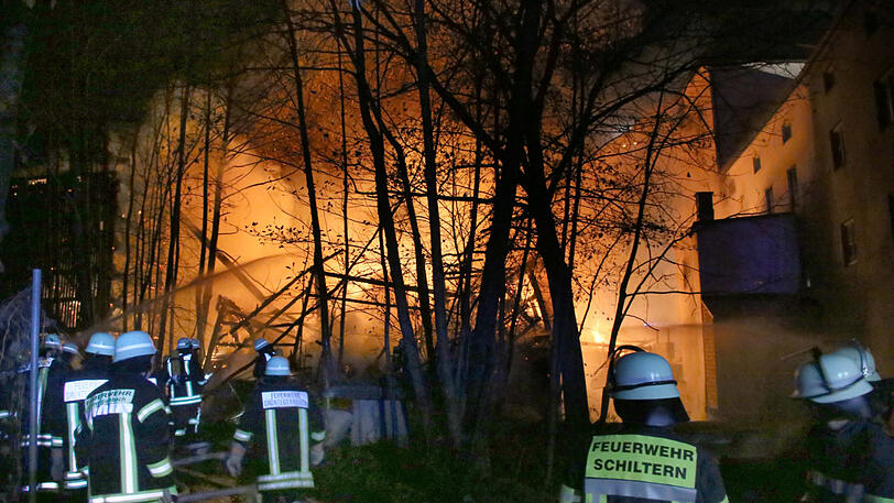 Das Sägewerk brannte komplett ab, verletzt wurde niemand, die Brandursache ist allerdings noch unklar. Die Bilder vom Feuerwehreinsatz in Dorfen.