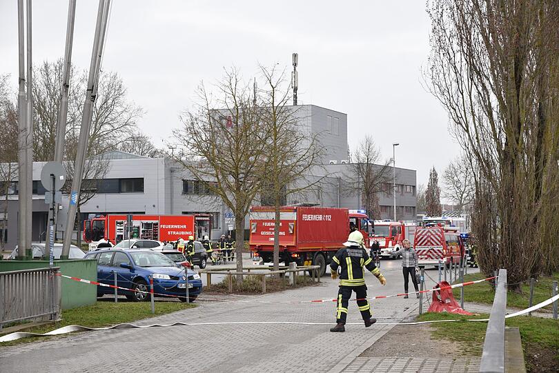 Am Stadion der Straubing Tigers ist am Mittwochmorgen Ammoniak ausgetreten. Die Polizei ist mit einem Großaufgebot vor Ort.