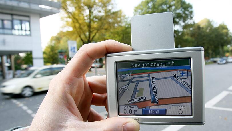 Ein mobiles Navi ist für Diebe leichte Beute, wenn es sichtbar im parkenden Wagen liegt. (Symbolbild) Ein mobiles Navi ist für Diebe leichte Beute, wenn es sichtbar im parkenden Wagen liegt. (Symbolbild)