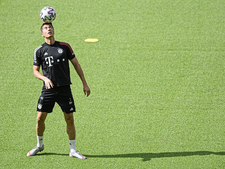 Robert Lewandowski köpft beim Training auf dem Rasen den Ball. Foto: Robert Michael/dpa-Zentralbild/dpa/Archivbild