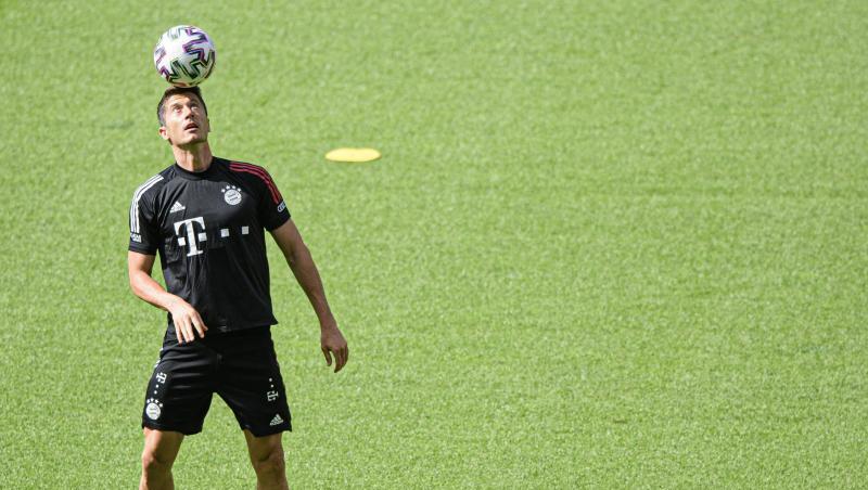 Robert Lewandowski köpft beim Training auf dem Rasen den Ball. Foto: Robert Michael/dpa-Zentralbild/dpa/Archivbild Robert Lewandowski köpft beim Training auf dem Rasen den Ball. Foto: Robert Michael/dpa-Zentralbild/dpa/Archivbild
