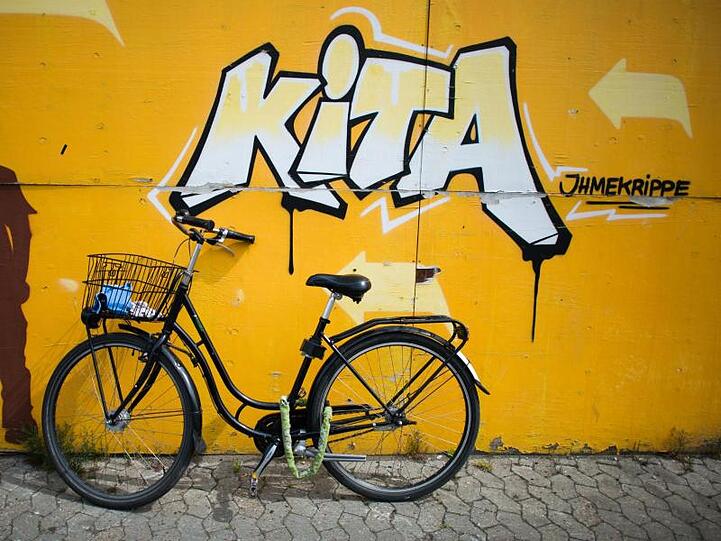 "KiTa"-Graffiti. Foto: Julian Stratenschulte/dpa/Symbolbild