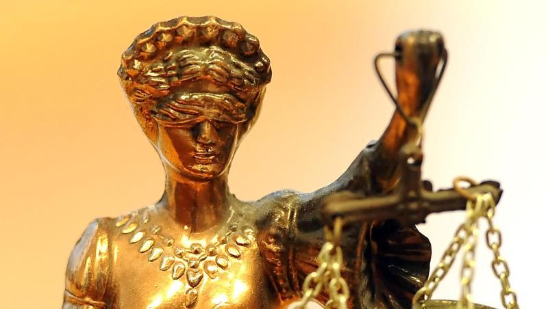 Eine goldfarbene Justitia-Figur.