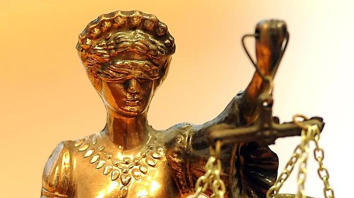 Eine goldfarbene Justitia-Figur.