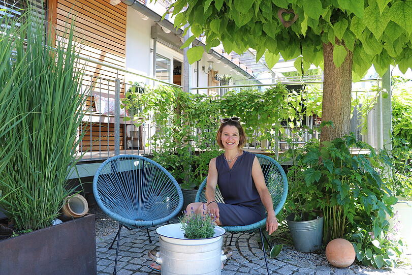 In dieser Sitzecke entspannt sich Evelyn Aumüller (44) gerne mit einer Tasse Kaffee und einem Buch.