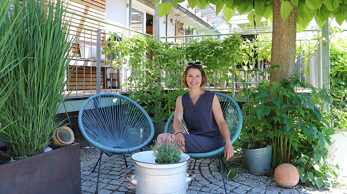 In dieser Sitzecke entspannt sich Evelyn Aumüller (44) gerne mit einer Tasse Kaffee und einem Buch.