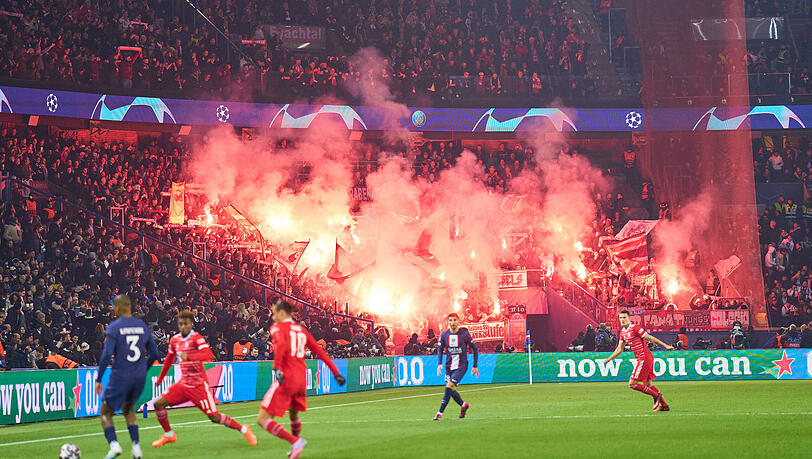 Die Fans des FC Bayern fackeln Pyrotechnik ab. Die Fans des FC Bayern fackeln Pyrotechnik ab.