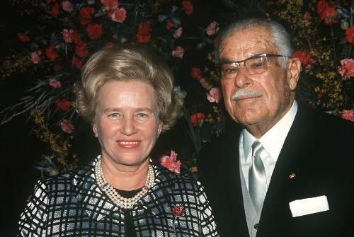 Vom 3. Reich profitiert: Gustav Schickedanz mit Frau Grete.