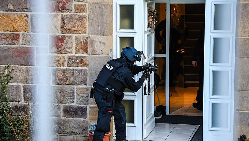 Bewaffnete Einsatzkr&auml;fte waren in Iserlohn vor Ort.