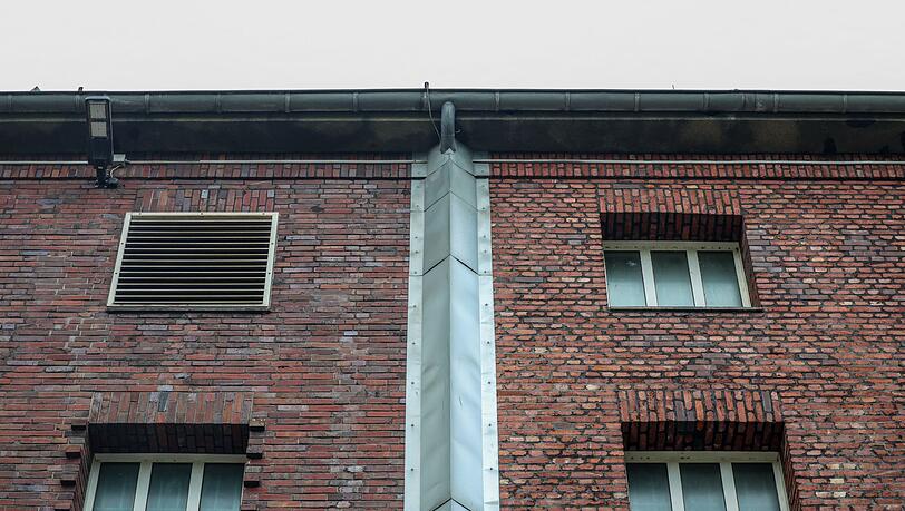 Regenrinne abgedeckt, Fassade ohne Halt für Kletterer - wie kam der Häftling auf das Dach? Regenrinne abgedeckt, Fassade ohne Halt für Kletterer - wie kam der Häftling auf das Dach?