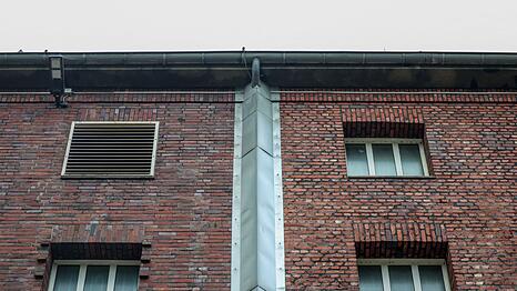 Regenrinne abgedeckt, Fassade ohne Halt f&uuml;r Kletterer - wie kam der H&auml;ftling auf das Dach?
