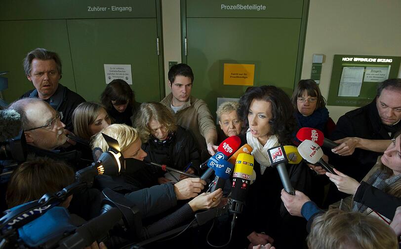 Oberstaatsanwältin Andrea Titz unterrichtet am Montag im Landgericht München während des Krailling-Prozesses die Medien über den Stand der Zeugenaussage der Mutter der beiden getöteten Maedchen. Die Mutter hatte am selben Tag unter Auschluss der Öffentlichkeit ausgesagt.
