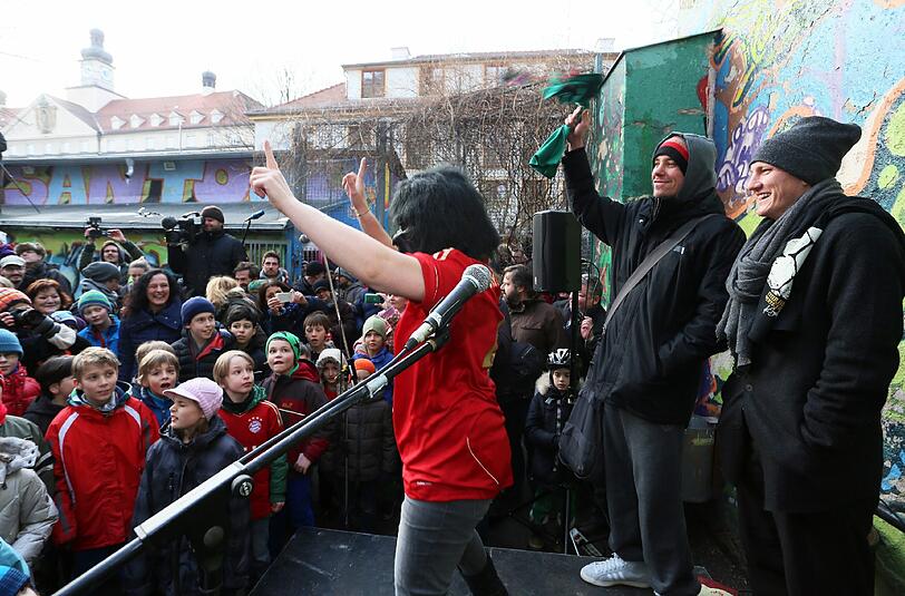Fußballer Bastian Schweinsteiger, Ex-Profi Mehmet Scholl, Basketballer Steffen Hamann und Sänger Peter Brugger haben sich an einem freien Nachmittag trotz Kälte am Bolzplatz an der Glockenbachwerkstatt getroffen. Der soll nämlich abgerissen werden - wogegen die Promis mit den Kindern protestieren. Die Bilder
