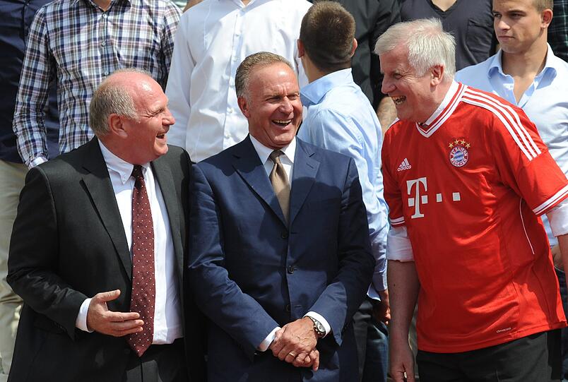 Gaudi beim Empfang in der Staatskanzlei: Uli Hoeneß (l.) mit Ministerpräsident Horst Seehofer und Karl-Heinz Rummenigge. Foto: dpa