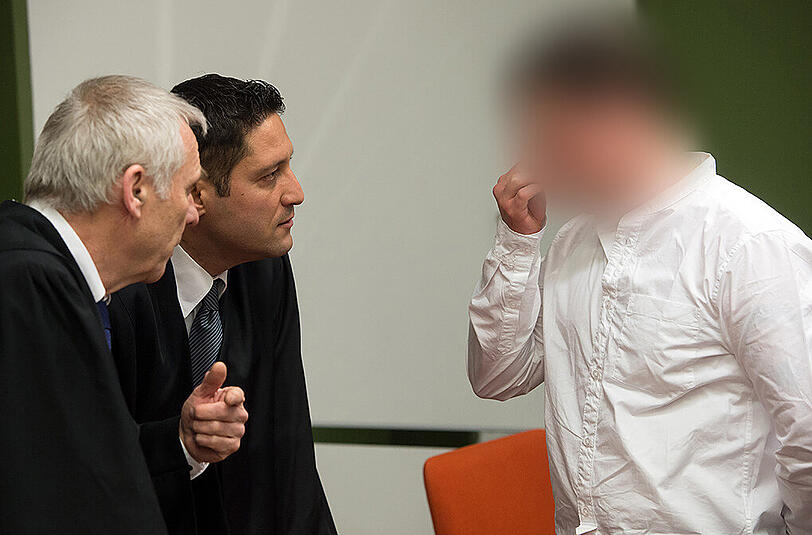 Der Angeklagte Ufuk C. (r.) ist zu dreieinhalb Jahren Haft verurteilt worden.