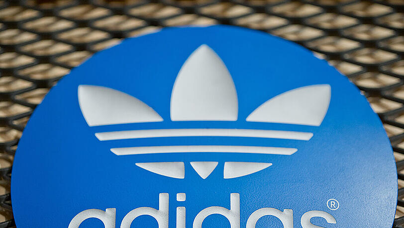 Nach überraschend guten vorläufigen Ergebnissen hatte Adidas jüngst seine Prognose für das Gesamtjahr erhöht. Foto: Daniel Karmann/Illustration Nach überraschend guten vorläufigen Ergebnissen hatte Adidas jüngst seine Prognose für das Gesamtjahr erhöht. Foto: Daniel Karmann/Illustration