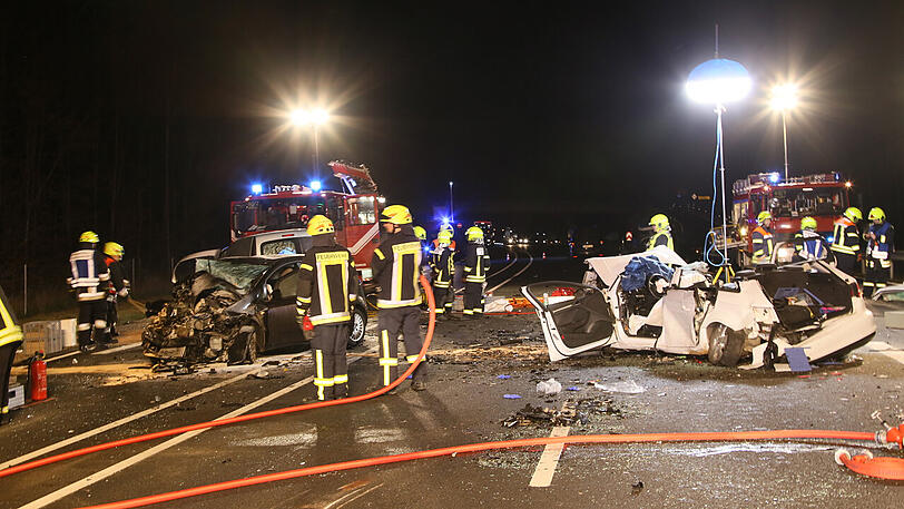 Insgesamt fünf Fahrzeuge waren in den schweren Verkehrsunfall auf der B20 zwischen Burghausen und Marktl im Landkreis Altötting verwickelt.