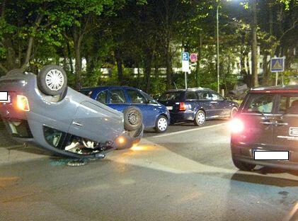 Der Fiat blieb auf dem Dach liegen.