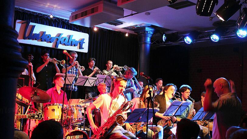 Die Big Band des Pestalozzi-Gymnasiums hat freilich auch schon in der Unterfahrt gespielt. Die Big Band des Pestalozzi-Gymnasiums hat freilich auch schon in der Unterfahrt gespielt.