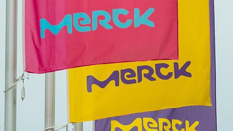 Das Darmstädter Chemie- und Pharmaunternehmen Merck sieht zuversichtlich ins zweite Halbjahr.