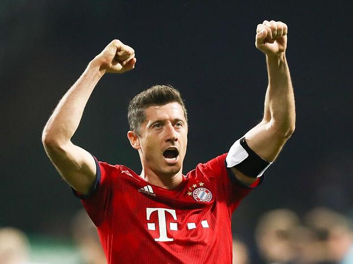 Münchens Robert Lewandowski jubelt nach dem Spiel über den Sieg. Foto: Christian Charisius/Archiv