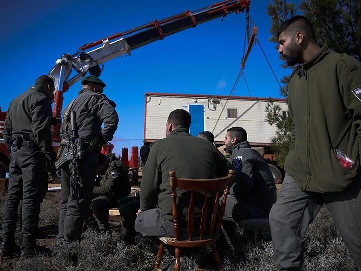 Israelische Sicherheitskräfte entfernen einen Wohnwagen aus dem Siedlungsvorposten Amona im Westjordanland.