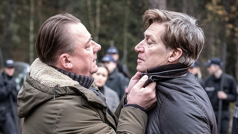 "Im Abgrund": Ermittler Wallat (Peter Kurth, l.) geht dem Kindermörder Hagenow (Tobias Moretti) an den Kragen.