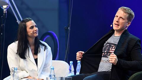 Amira und Oliver Pocher (hier auf der Bühne) ziehen für ihren Podcast an einem Strang.