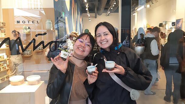 Für Alexandra Tran (l.) und Anette Beneke González hat das Warten ein Ende. Doch bevor sie sich den Affogato schmecken ließen, klärten die beiden noch die AZ auf. Für Alexandra Tran (l.) und Anette Beneke González hat das Warten ein Ende. Doch bevor sie sich den Affogato schmecken ließen, klärten die beiden noch die AZ auf.