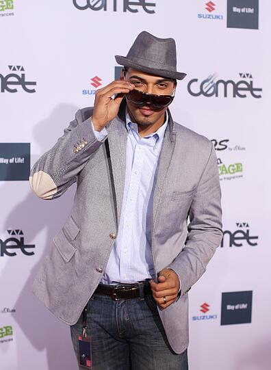 Mehrzad Marashi versteckte sich hinter seiner Sonnenbrille. Vielleicht hatte er Freigang.