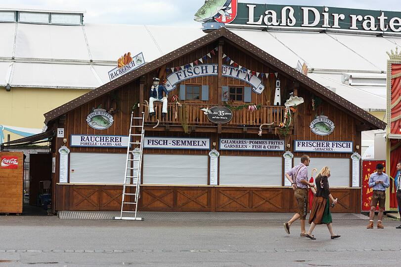 Auf dem Festgelände, 09:13 Uhr: Die Fisch Hüttn ist noch nicht geöffnet; die Rolläden sind noch geschlossen.