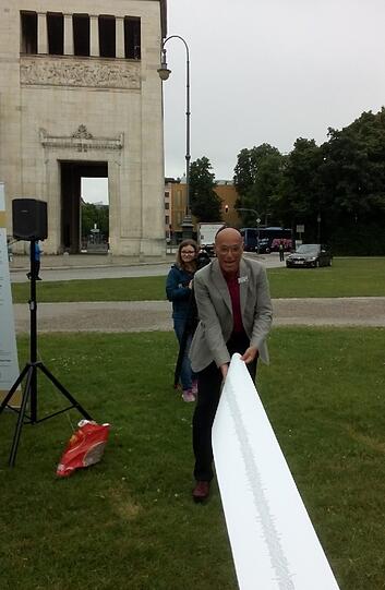 &bdquo;Heute ist ein historischer Tag!&ldquo;, ruft Terry Swartzberg von der Initiative für Stolpersteine in München.