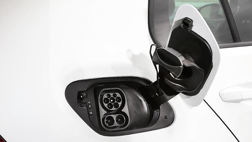 Tankstutzen: Der e-Golf ist bereits fürs Schnelltanken nach CCS-Standard vorbereitet.