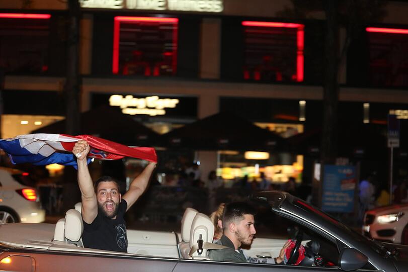 Autokorso und Party: Kroatische Fußballfans feiern auf der Leopoldstraße