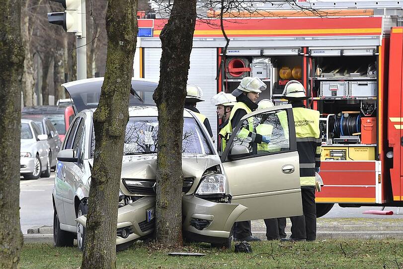 Der Fahrer krachte mit seinem Opel frontal gegen einen Baum und wurde schwer verletzt.