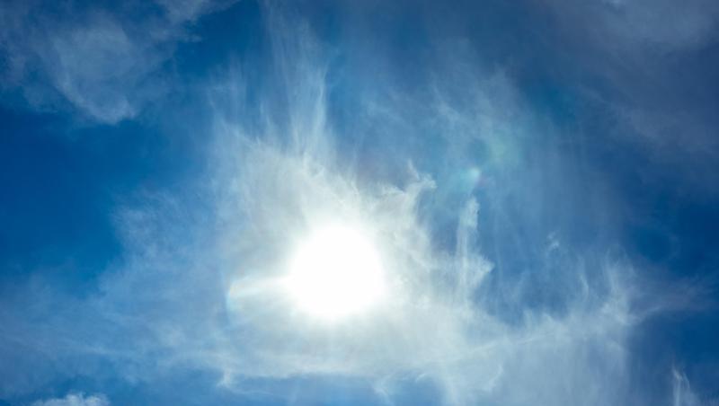 Die Sonne scheint am blauen Himmel durch Wolken hindurch. Foto: Markus Scholz/dpa/Symbolbild Die Sonne scheint am blauen Himmel durch Wolken hindurch. Foto: Markus Scholz/dpa/Symbolbild