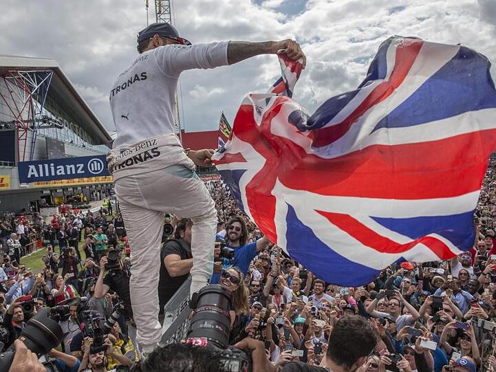 Heimsieg: Lewis Hamilton wird nach seinem Erfolg 2018 in Silverstone von den Fans gefeiert.