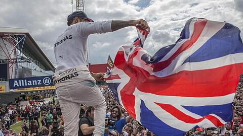 Heimsieg: Lewis Hamilton wird nach seinem Erfolg 2018 in Silverstone von den Fans gefeiert.