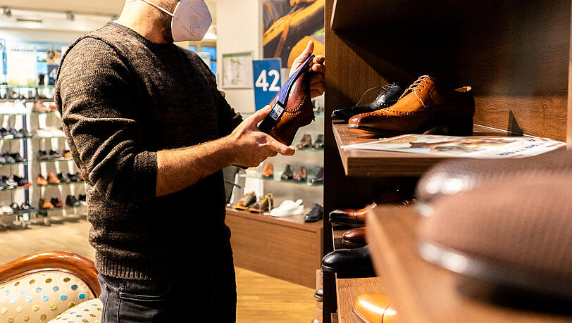Bei diesen großem Sortiment an tollen Schuhen, fällt Ali die Auswahl nicht leicht. Bei diesen großem Sortiment an tollen Schuhen, fällt Ali die Auswahl nicht leicht.