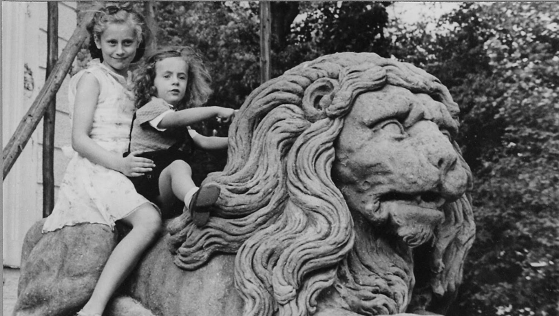 Mit der Schwester im Nymphenburger Schlosspark. Mit der Schwester im Nymphenburger Schlosspark.