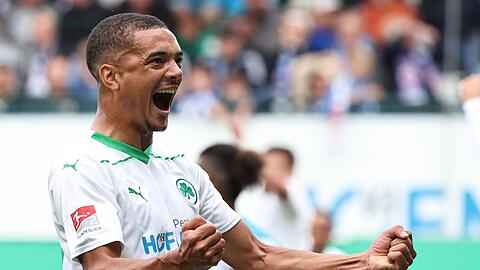 Der Fürther Maximilian Solomon Dietz jubelt über das Eigentor von Hansa Rostock zum 1:0.