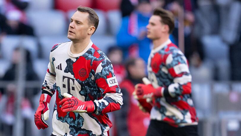 Manuel Neuer (l) fehlt dem FC Bayern weiter, Jonas Urbig (r) vertritt ihn. Manuel Neuer (l) fehlt dem FC Bayern weiter, Jonas Urbig (r) vertritt ihn.