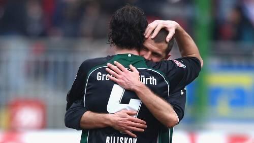 Zwei, die sich verstehen: Fürths Marino Biliskov mit 100-Spiele-Mann Thorsten Burkhardt mit hat die Meisterschaft im Visier. Zwei, die sich verstehen: Fürths Marino Biliskov mit 100-Spiele-Mann Thorsten Burkhardt mit hat die Meisterschaft im Visier.