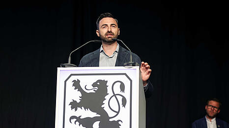 Peter Schaefer, Vizepr&auml;sident des TSV 1860 wirbt auf der Mitgliederversammlung f&uuml;r die Gr&uuml;ndung eine Spielbetriebsgesellschaft &ndash; mit Erfolg. (Archivbild)
